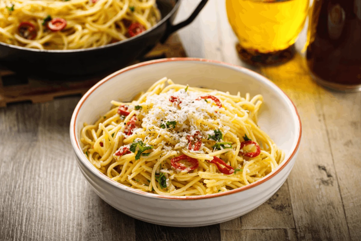 Spaghetti aglio olio e peperoncino w białej misce